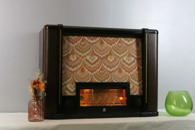 Poste de radio ancien et détails de sa restauration à l’atelier Novelum