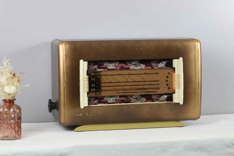 Poste de radio ancien et détails de sa restauration à l’atelier Novelum