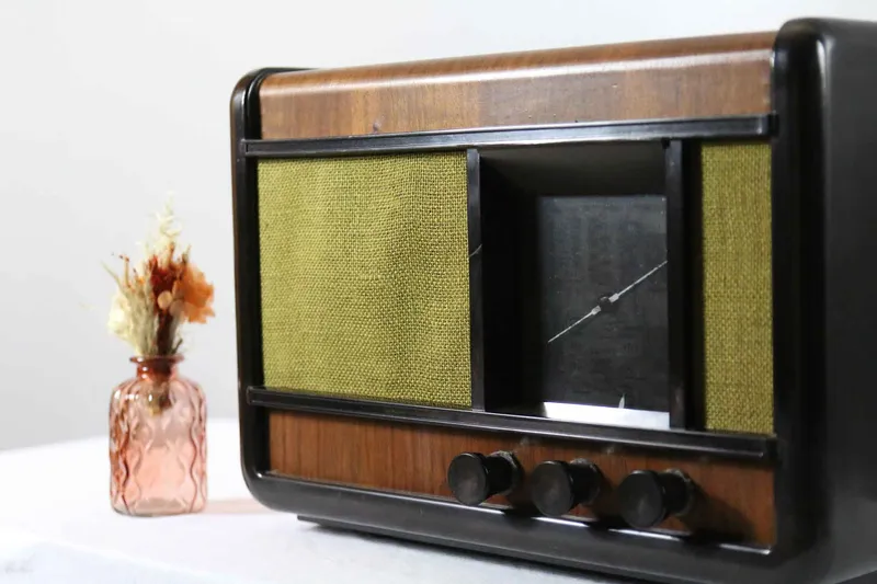 Poste de radio ancien et détails de sa restauration à l’atelier Novelum