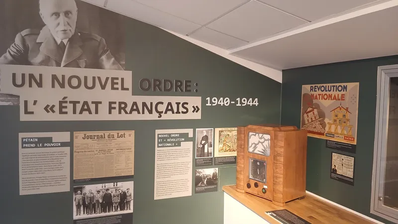 Le poste Radio Vichy en bois clair, devant les panneaux consacrés à l’État français de 1940 à 1944